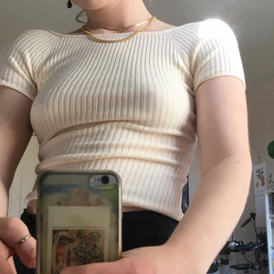 Ribbstickad vit topp magtröja - Jättesöt krämvit ribbstickad top men mycket stretch, i storlek xs men passar nog både xs, s och ev m. Väldigt fin topp till sommaren som passar till det mesta