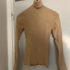 Polotröja - En jättefin polotröja, onesize som är väldigt stretchig i materialet. Använt Max 2ggr! 