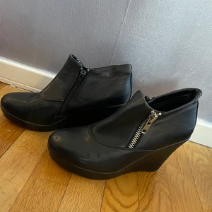 Skor med kilklack  - Används några gånger