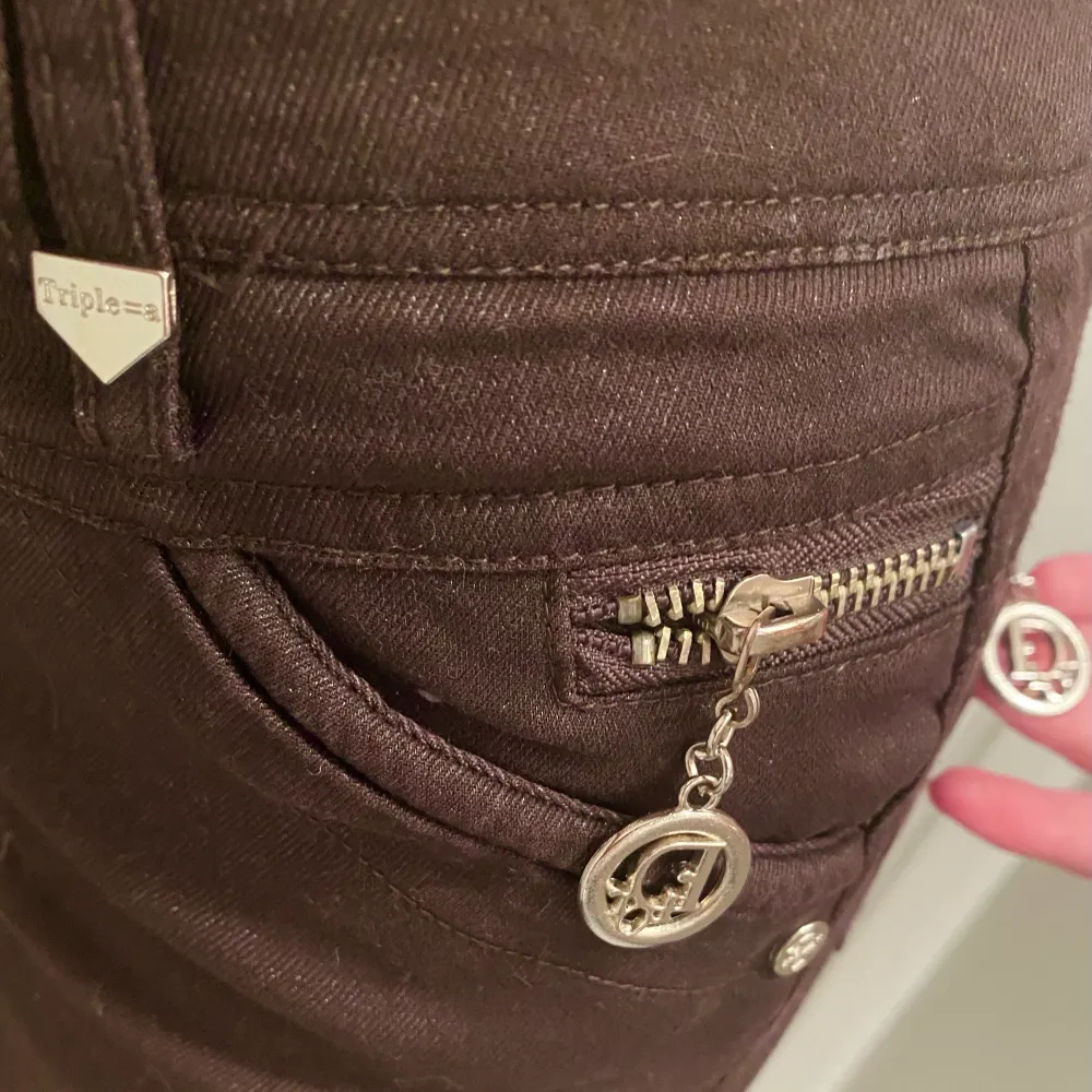 Lågmidjade byxor med Dior detaljer🤎 presic tyvärr för korta till mig som är 175+. Det är inte äkta dior men ändå fina detaljer! Skulle säga att dom är raka nertill flee bildee finns💗. Jeans & Byxor.