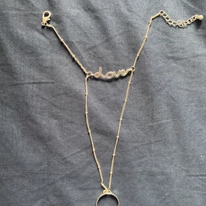 Armband - Armband som sitter ihop med ring. Väldigt fin på handen. Justerbar storlek