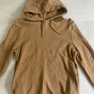 Beige hooodie från River Island - Brun hoodie från River Island med fickor i mycket fint skick! Storlek S. Pris 125kr