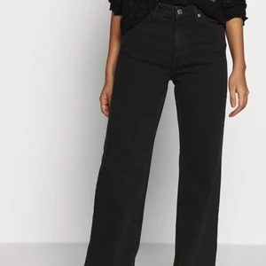 Jeans från Monki - Svarta jeans från Monki i modellen Yoko. Storlek 27 & använda 1 gång. Säljer för att jag inte använder dem. Priset kan diskuteras :)