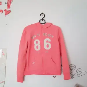 En rosa zip up hoodie med luva, storlek 146-152 men passar bra på mig. 