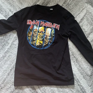 IRON MAIDEN långärmad T-shirt  - Storlek S för man så typ m/l (40-42) för kvinna kanske :)