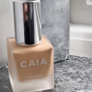 Caia cosmetics 2N - Foundation från Caia Cosmetics i färgen 2N, slutsåld på hemsidan. Råkade köpa dubbletter! 🌸