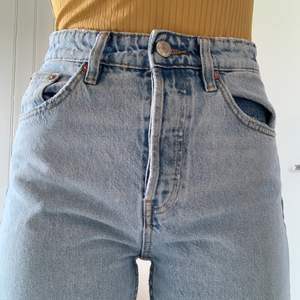 Ett par ljusa raka jeans med lite fransat ner till. Jag är 1.68 och dem slutar över ankeln på mig. Dem är jätte fina och ljusa nu till sommaren.