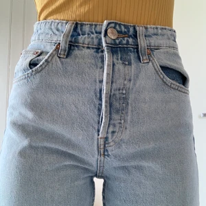 Ljusa jeans  - Ett par ljusa raka jeans med lite fransat ner till. Jag är 1.68 och dem slutar över ankeln på mig. Dem är jätte fina och ljusa nu till sommaren.
