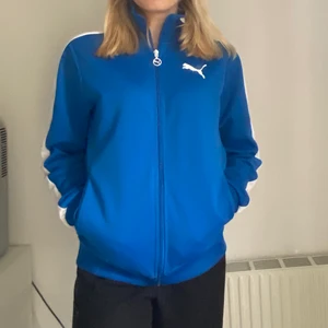 Puma kofta  - Blå träningskortet som man även kan ha till vardagen! Sparsamt använd. Passar Xs-M. Köparen står för frakten!!💗💗