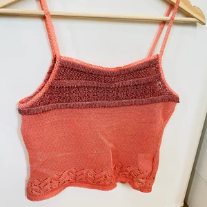  Stickad Linne - Super fin och somrig tunn stickad linne, Storlek: S/M. Plaggets längd 33cm  (med band 49cm)  35cm bredd. Betalningsmetod: Swish. Frakt tillkommer postnord blå påse 45kr