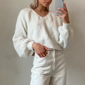 Fluffig tröja - Så mysig och mjuk tröja🤍 Sparsamt använd! Står att det är storlek M men jag skulle mer säga att den passar en S