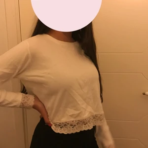 Croppad sweatshirt - Fin croppad sweatshirt i vit❤️ 