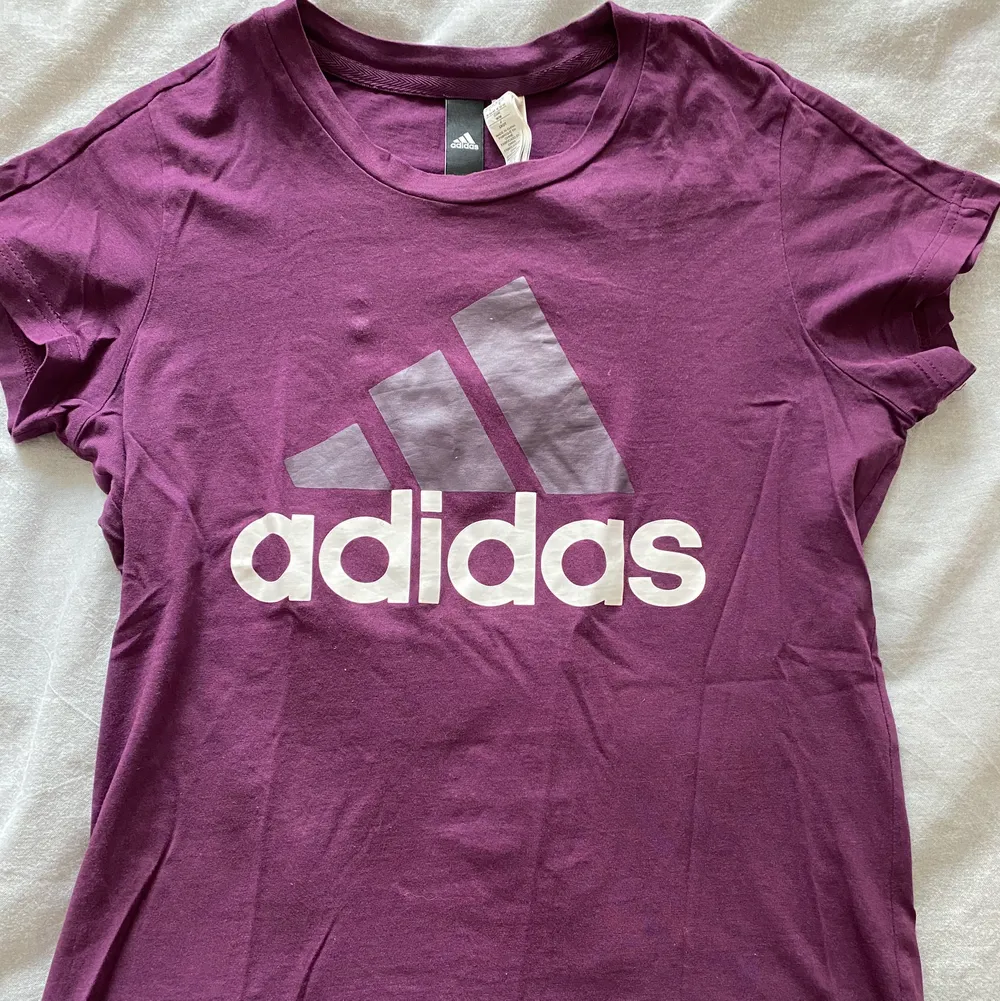 En Adidas tröja som inte används längre. Kan mötas upp i Gbg annars står köpare för fraktkostnaden. T-shirts.