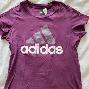 En Adidas tröja som inte används längre. Kan mötas upp i Gbg annars står köpare för fraktkostnaden