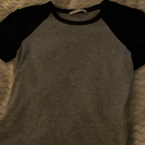 Zara tröja - Zara tröja grå/svart i storlek xs/s. Bröstvidd-28 cm midjemått-30cm