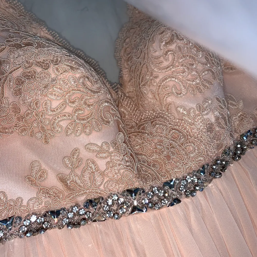superfin balklänning som använts 1 kväll, köptes för 3.989kr på bröllopshuset från märket MaScara London.  Säljer nu för 2000k  Massor av fina detaljer och säljs i hopp om att den får användas igen!   . Klänningar.