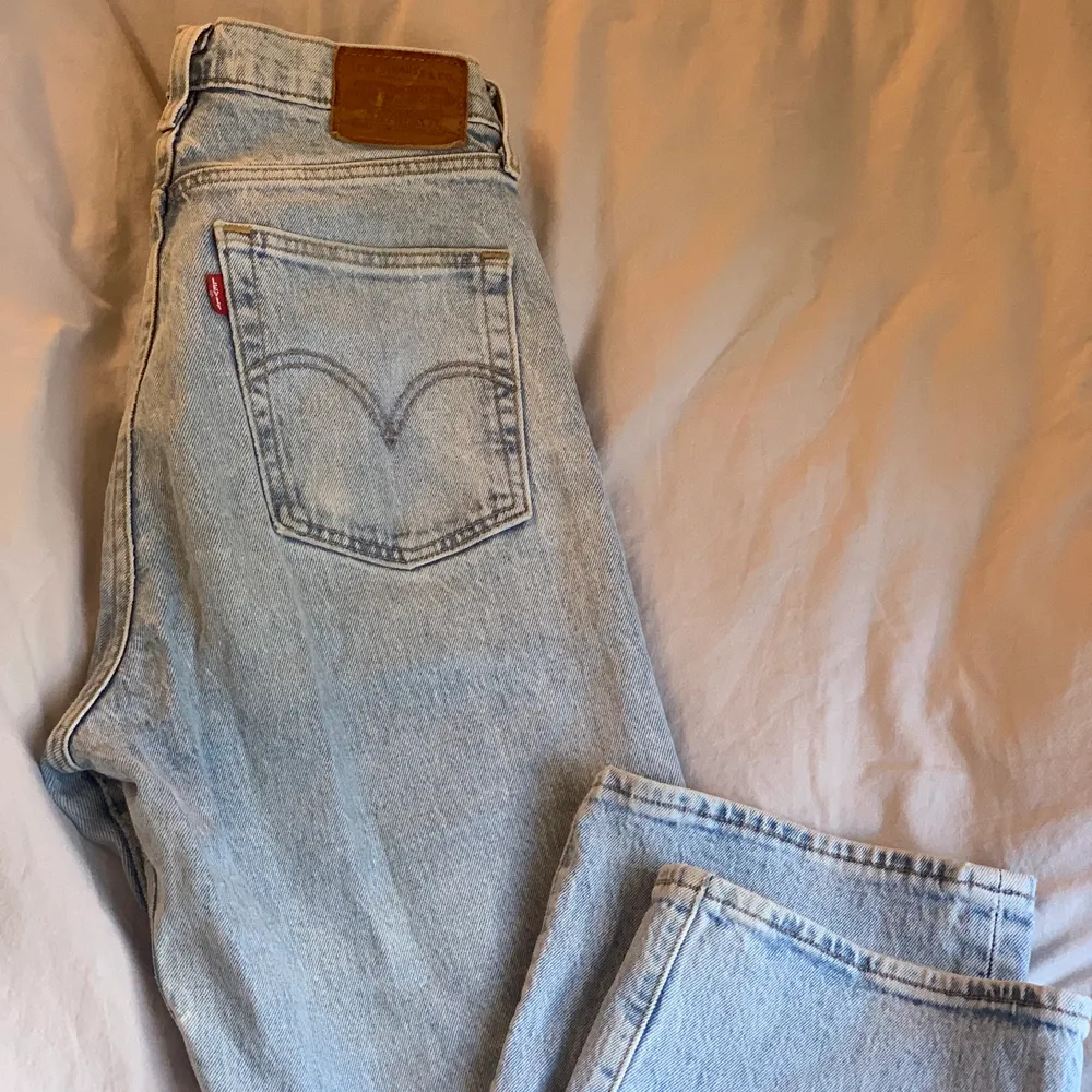 Säljer ett par jättefina ljusblåa jeans från Levis, raka ben och sitter ner till anklarna på mig som är 170💖  storlek 27 i midjan! Köpte för 1 299. Jeans & Byxor.