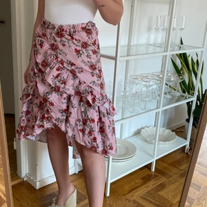 Kjol från NAKD - Kjol från Andrea Hedenstedts kollektion för NAKD  Strl 36 säljs då den knappt kommit till användning! 