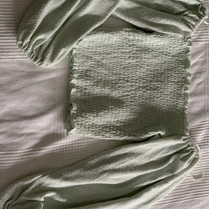 Topp - Säljer denna ljusgröna topp från bikbok då det inte är min stil, aldrig använd endast provad☺️