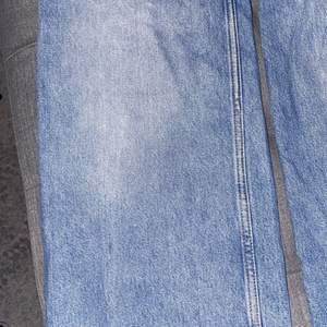 Raka blåa jeans från Monki😍😍 Väl använda men ser som nya ut, blivit förstora därför är dom finare på någon annan🙌🏻💕 (pris kan diskuteras)