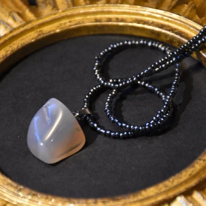 Halsband kristall  - Halsband med svarta pärlor och ett hänge av rökkvarts. 