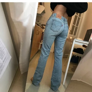 Vintage Levis jeans  - (Bilder lånade av säljaren innan, ”freshnclean”) Säljer dessa supersnygga, helt perfekta vintage Levis jeansen, snygg tvätt, långa i benen, bra passform (lågmidjade). Köpta här på Plick men passade TYVÄRR inte mig! Säljer därför vidare till någon annan. Midjemåttet är ungefär 80cm och innerbenslängden ca 83cm!💞😢🤩 Buda i kommentarerna från 500kr. HÖGSTA BUD: 780kr