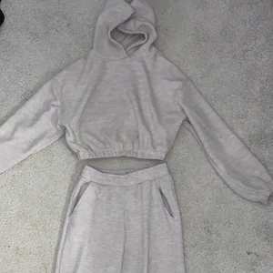 Mjukis sätt  - Säljer detta beiga mjukis sätt från pull&bear. Är med beiga färg i verkligen än på bilden. Har inte använt mycket och är i ett jättebra skick! Säljer för att jag inte använder det längre . Skriv för fler Bilder