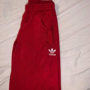 Fina röda adidas byxor i gott skick, köpta för 600 och sitter perfekt i längden för mig (168)
