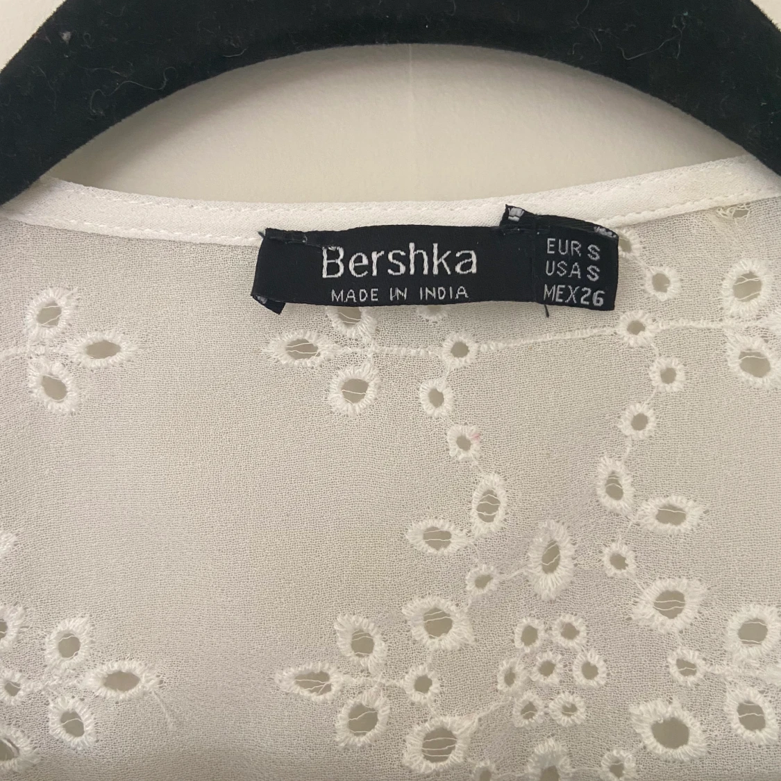 BERSHKA vit topp med knytning spets strl S - 90