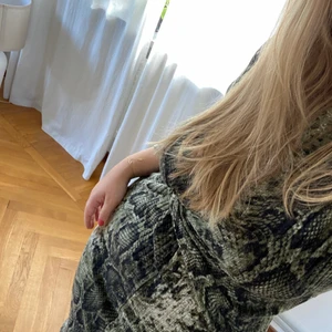 Miniklänning i snake print  - Skön, grön känning i orm-print.