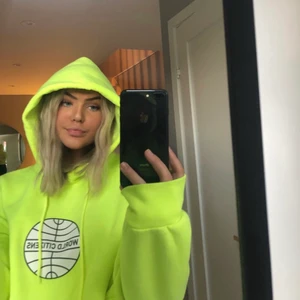 Gul neon hoodie (storlek L)  - Såå fin hoodie i storlek L. Den har skrikig färg och ett stort tryck både fram och bak! Den har även en stor och skön luva med snören! Skriv till mig för ytterligare information! <3