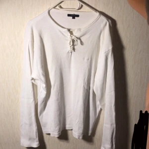 Vit tröja - Vit tröja ifrån Sam’s original pris är ca 800 kr hittar den inte på hemsidan längre. Nyskick aldrig använd för att den inte riktigt kommer till användning! Säljer för mkt billigare för vill bara få bort alla kläder! Sitter som en m