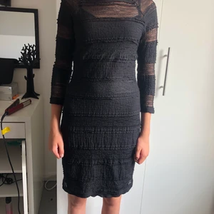 Svart alt-klänning - Knappt använd, väldigt bra skick. Säljer då den inte används. Det är min lillasyster som har på sig den på bilden💕 Köparen står för frakt men kan samfrakta om man vill ha mer.