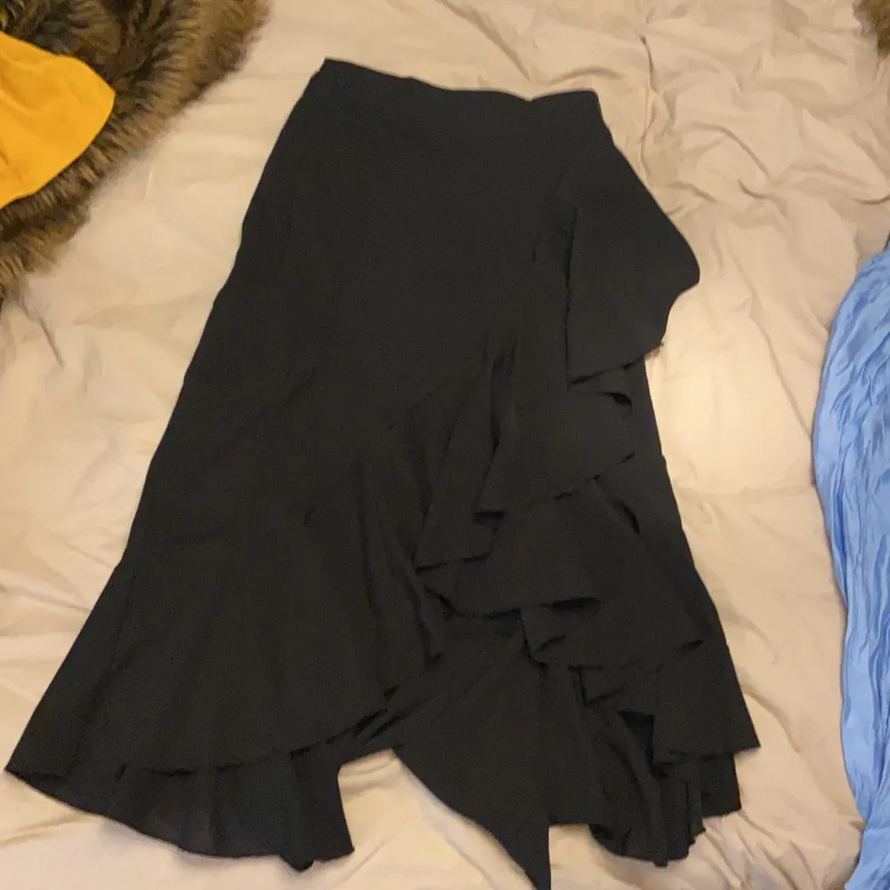 Aldrig använd svart kjol! Superfin, men tyvärr lite för liten för mig. 100kr inkl frakt!!!. Kjolar.