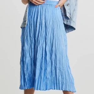 Kjol - Aldrig använd plisserad kjol från Gina tricot, insåg att jag bara använder svarta kläder hehe... finns mer att köpa på min profil!! 🙏🏻