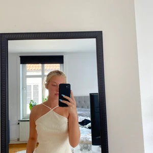 Linne - Ett linne med en kräm vit färg som går mot det gula hållet, prislappen är kvar och ordinare pris var 179kr 