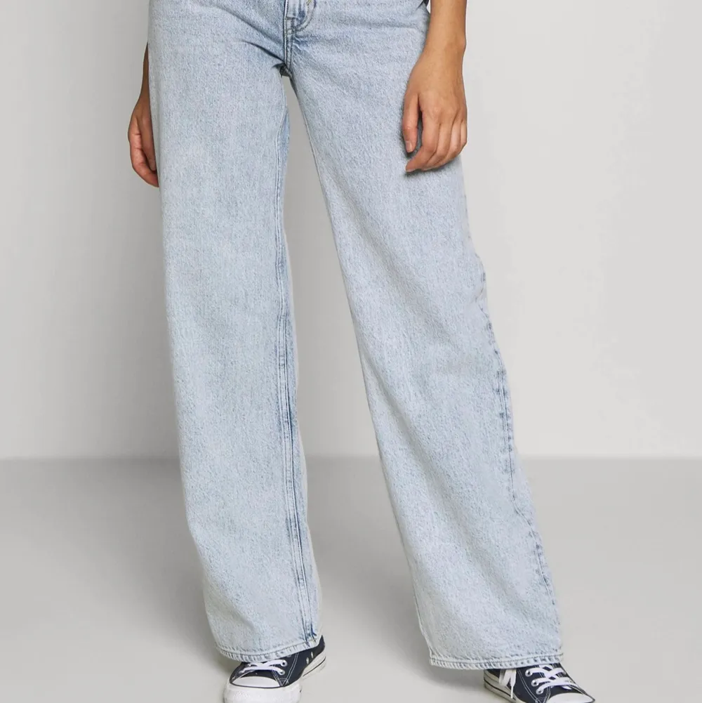 Säljer mina favorit jeans från monki då dem tyvärr har blivit lite för korta (är 173cm lång). Dem är i bra skick förutom en liten fläck (se bild 3)💙. Jeans & Byxor.