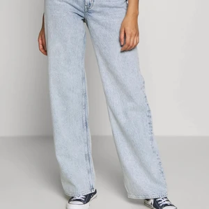 Monki Yoko jeans - Säljer mina favorit jeans från monki då dem tyvärr har blivit lite för korta (är 173cm lång). Dem är i bra skick förutom en liten fläck (se bild 3)💙
