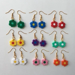 Egengjorda blomörhängen 🌸 - Egengjorda nickelfria blomörhängen 🌸 Välj ett av paren på bild 1 eller designa dina egna med någon av färgerna på bild 2! 1 par = 40kr, 2 par = 75kr, 3 par = 110kr (exkl. frakt). Skicka ett meddelande vid frågor eller beställning! 💖