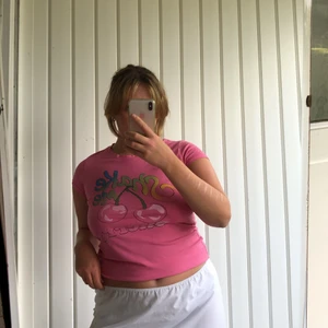 Rosa topp med tryck - Superskön fin topp med tryck, knappt använd så fint skick! Storlek M men passar allt från S-L. Köparen står för frakten.