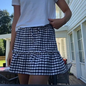 Rutig kjol!! - Supersöt blå/vit rutig kjol!🤍 Köpt på Asos för 199:-. Använd fåtal gånger och är därmed i nytt skick! Storlek 36 vilket motsvarar ungefär S men passar även XS & M. Kjolen kan knytas med snörning.