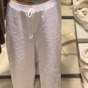 Linnebyxor  - Säljer min super fina och trendiga linnebyxor för de inte kommer till användning (använder mina andra). Super fina och kan användas som mellan midja och lågmidja. Super vitt och bara använt några gånger och tvättat 2 gånger, så nästan helt nya. 