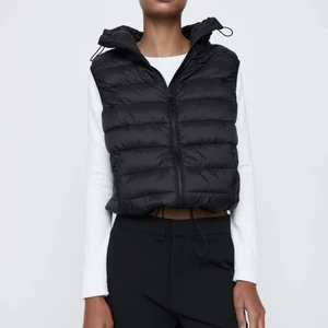 Väst zara - En fin svart väst från zara som jag inte längre har till användning. Originelt köpt 359kr säljer för 180kr. Storlek S men passar en xs och M. 