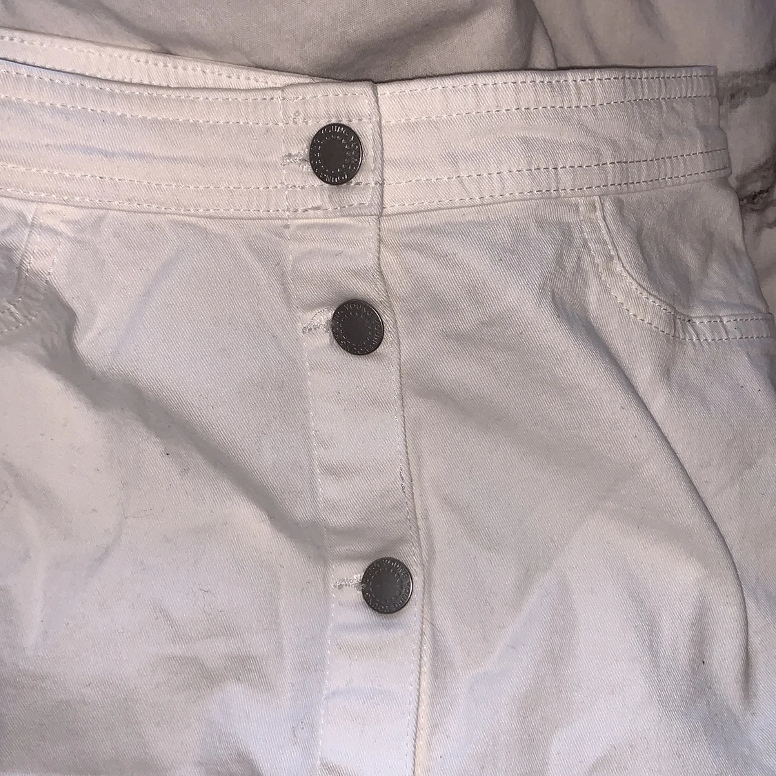En vit kjol med knappar - 91