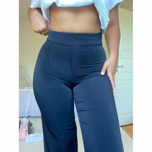 Svarta kostymbyxor - Svarta kostymbyxor. Storlek 36 säljer pågrund av att de har blivit för små för mig. För fler bilder kolla mina tidigare inlägg (har sålt likadana röda om ni vill se fler bilder). Nypris 300.