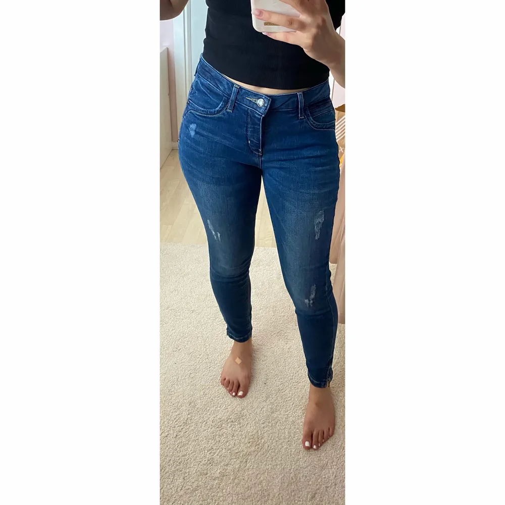 Jeans från only som framhäver kroppens kurvor, samtidigt är dom väldigt bekväma. Normal midja med dragkedja nedtill i benen. Säljs pga att de inte kommit till så mycket användning. Storlek 29 i midjan och 30 längd (inch). Jag är 156 cm och dom sitter perfekt, kan också vara snygga som ankle jeans om man är längre. Hör av dig om du har frågor 💕 . Farkut & Housut.
