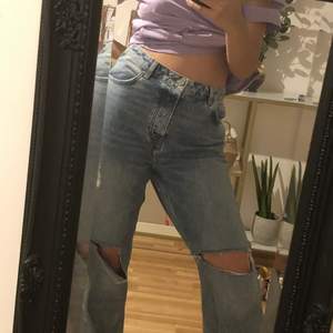 Säljer ett par over size jeans med hål från bikbok i storlek m