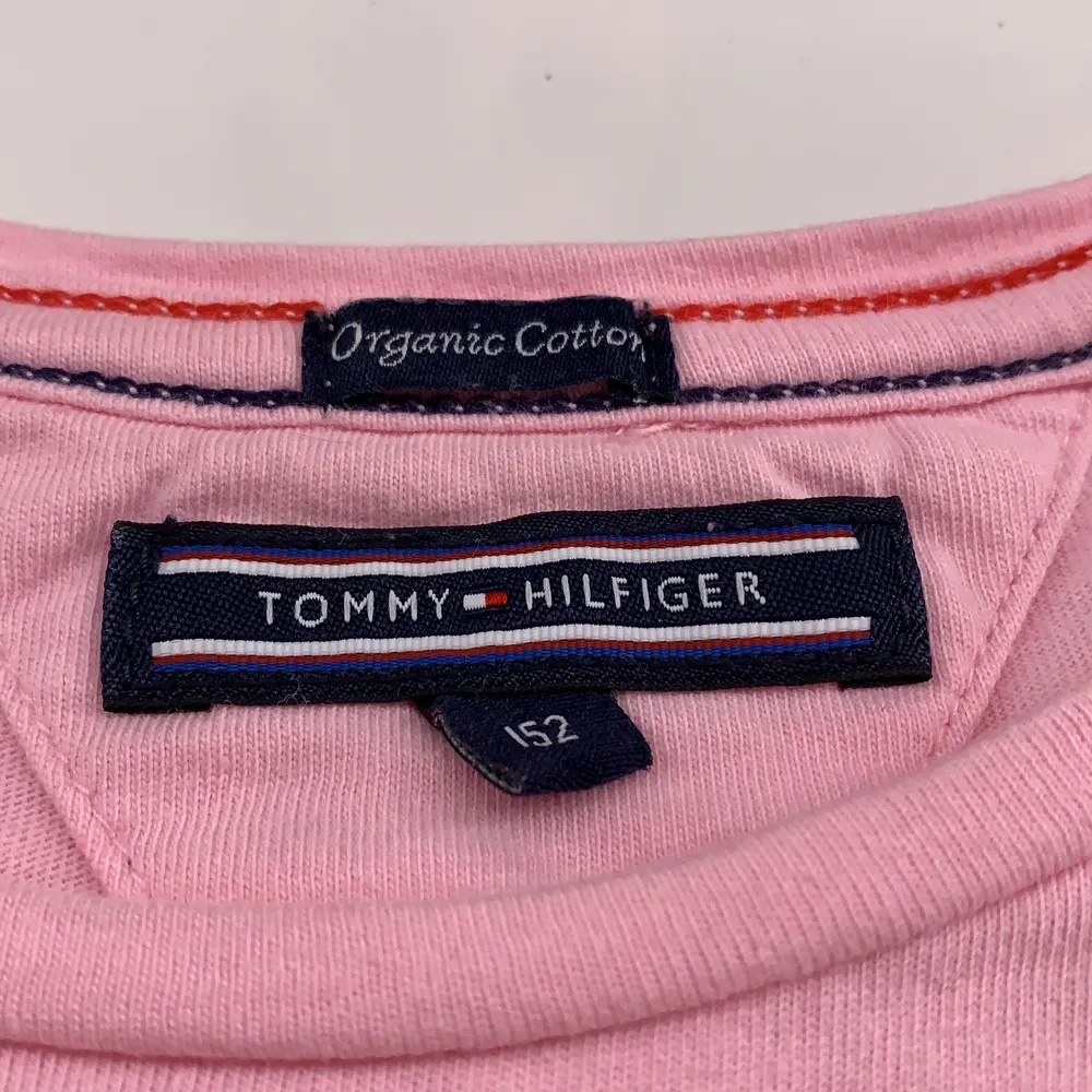 En rosa t-shirt från Tommy hilfiger💓 Strl 152 men passar också som xs💓använt Max 1-2 ggr, jätte fin Skriv privat om du är intresserad 💓. T-shirts.