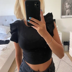Zara tröja - Säljer denna fina zara tröja som inte kommit till användning, helt ny men var lite snabb med att rycka bort lappen!!