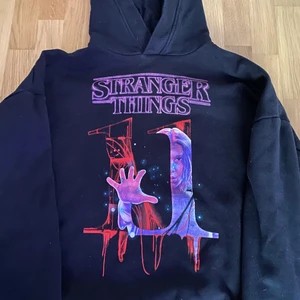 Storlek small men sitter som en medel - Stranger things hoodie i bra skick